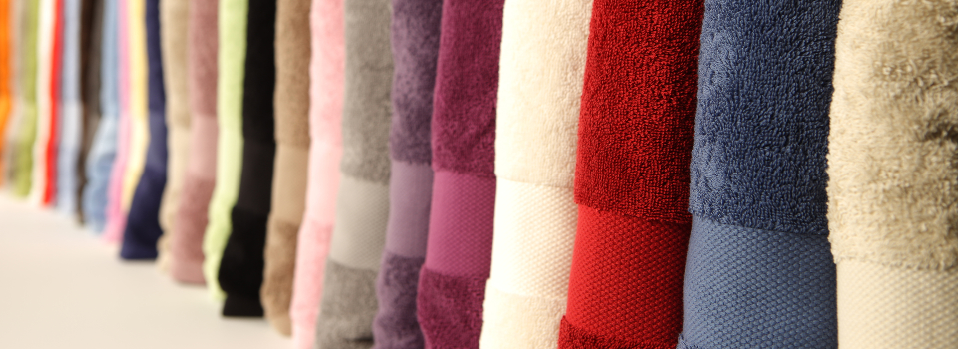 Cavalieri Spa - Biancheria per la casa dal 1955: qualità Italiana. Immagine di asciugamani di tessuto morbido e varianti di colore.