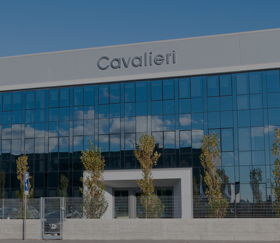 Cavalieri Spa, facciata dell'azienda con lgoo, vetrate e pannelli solari sul tetto